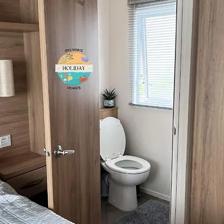 Field View - Martello Beach - Sylwia'S Holiday Homes Jaywick Sands Exterior photo