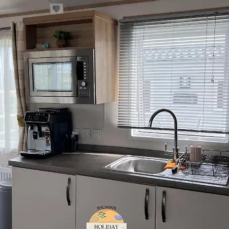 Field View - Martello Beach - Sylwia'S Holiday Homes Jaywick Sands Exterior photo